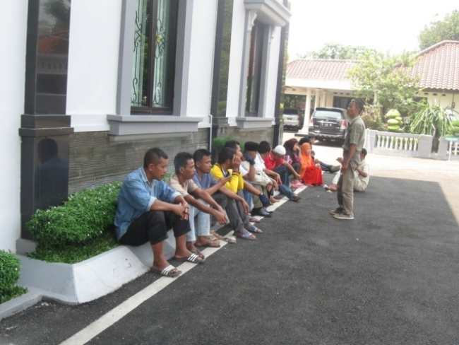 Warga Desa Mendong Laporkan Oknum Desa