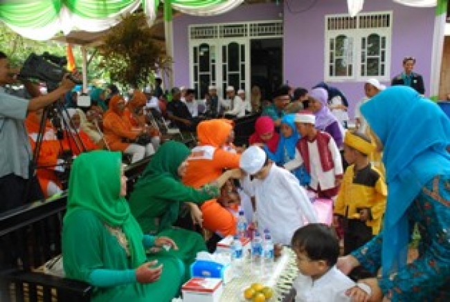 Gunung Sindur- Caleg DPRD Dapil 6 dari PPP, Neneng Fairus,SE (baju hijau),Hadiri Milad diPaguyuban Keluarga Sakinah.Senin(11/11)dt