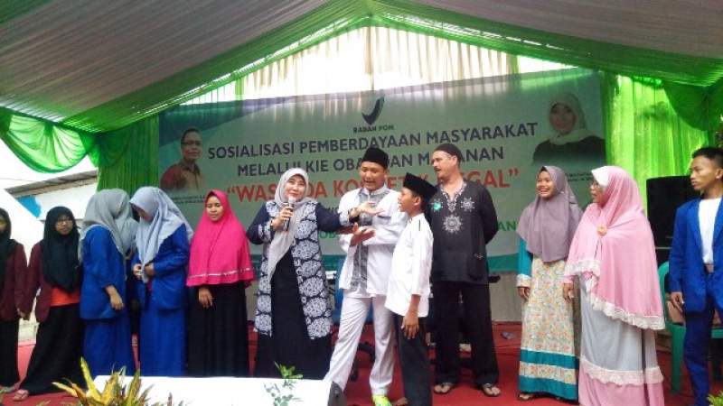 Anggota Komisi lX DPR-RI bersama  BPOM Serang saat tanya jawab dengan santri di Ponpes Mumtaz Ibadurrahman, Kota Tangerang, Minggu kemarin