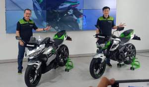 PT Kawasaki Motor Indonesia memperkenalkan motor listrik baru Ninja e-1 dan Z e-1 di Jakarta, Jumat (17/11/2023).