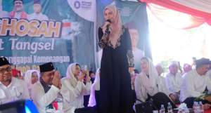 Siti Atiqoh Supriyanti atau Atiqoh Ganjar hadiri Istighosah rakyat Tangsel di lapangan ITC BSD, Serpong.