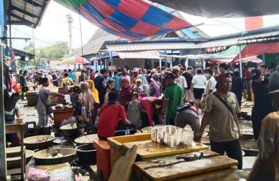 Suasana TPI Surya Bahari yang dipadati pembeli