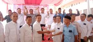 Ketua DPC Partai Gerindra Serdang Bedagai, Budi menyerahkan berkas ke DPD Sumut disaksikan para bakal calon.