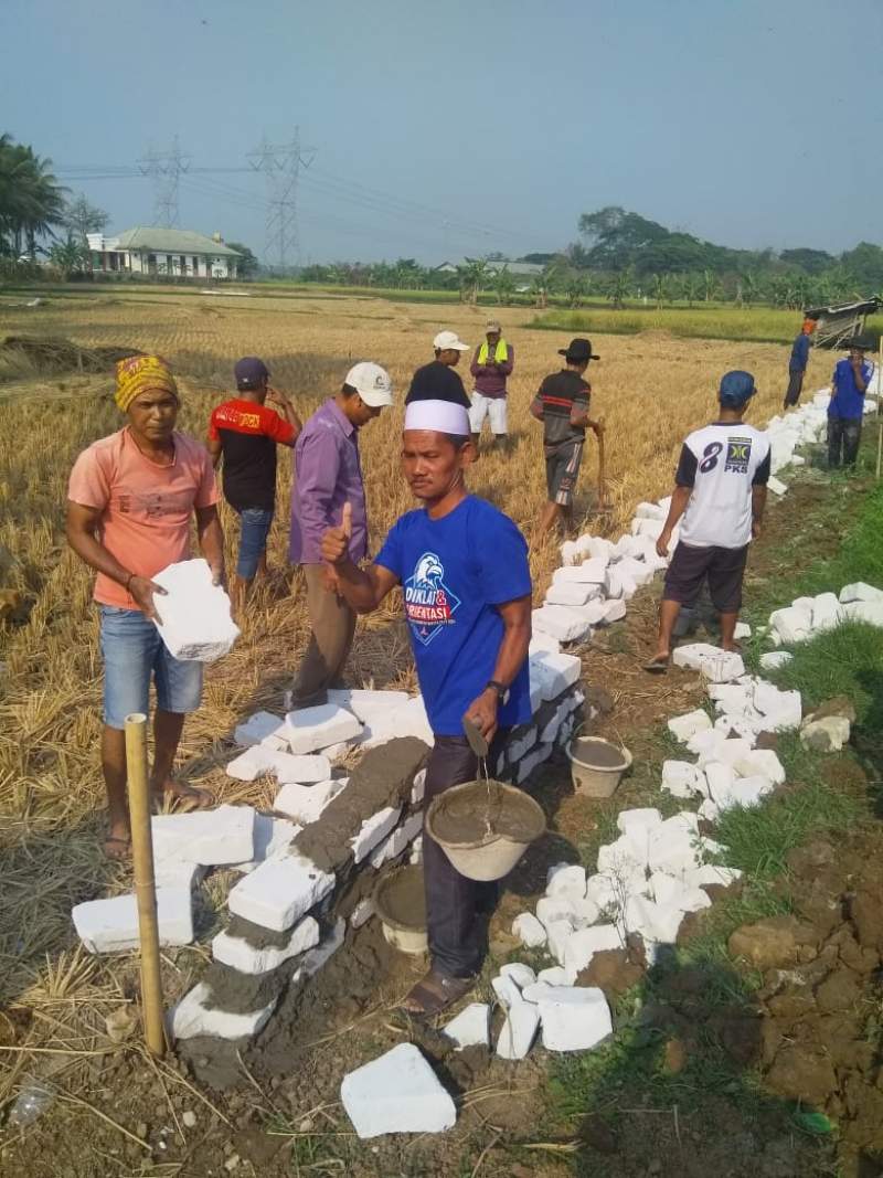 Bangun Jalan Poros, Anggota DPRD Kabupaten Serang Terjun Ikut Gotong Royong