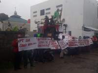 Puluhan Buruh Geruduk Pabrik Jamu Herbal