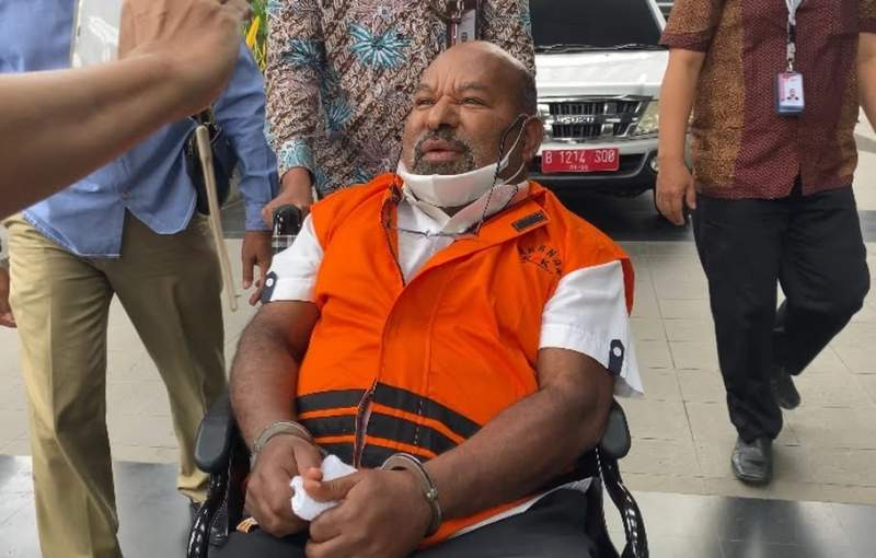 Gubernur Papua nonaktif Lukas Enembe di kursi roda saat dijemput oleh KPK.