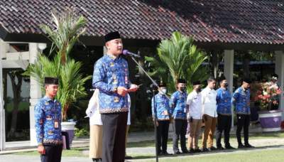 wakil bupati pada upacara HKN