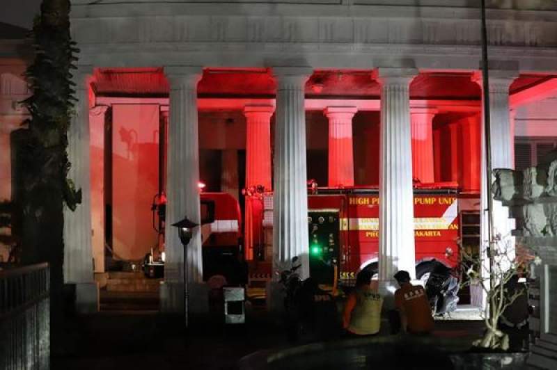 Suasana kebakaran Museum Nasional di Jakarta saat kebakaran, Sabtu (16/9/2023) malam.