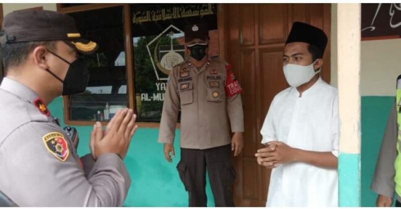 Kapolsek Pulomerak Kompol Muhammad Akbar Baskoro Nur Hutomo saat memberikan bantuan beras untuk pondok pesantren, Kamis (5/8/2021).