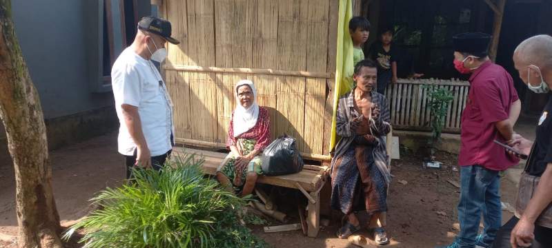 Kunjungi Rumah Aminah, Camat Cisoka Berikan Bantuan