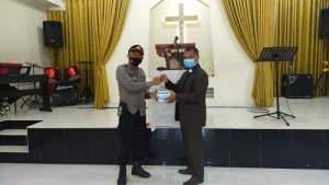 Giat Komidamas, Kasi Humas Polres Asahan Berikan 2 Kotak Masker di Gereja GBIK