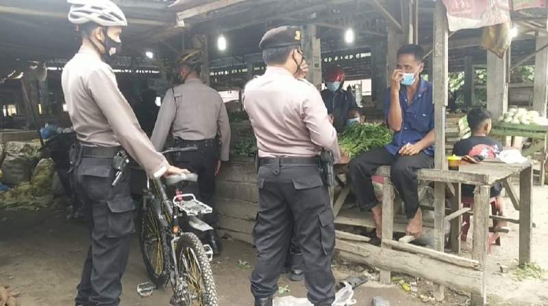 Personel Sat Samapta Polres Asahan Bagikan Masker Kepada Masyarakat