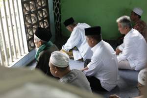 Bacalon Gubernur Banten Andra Soni Ziarah ke Makam Abuya Ibrahim di Malingping
