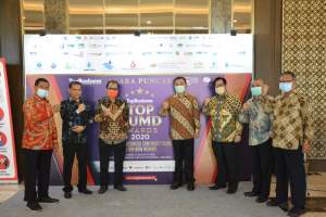Wabup Tangerang Mad Romli Terima Penghargaan Top BUMD Award