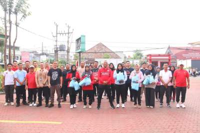 Tingkatkan Kesehatan Pegawai, Kemenkumham Banten Senam Pagi Sekaligus Bagikan Paket Kesehatan