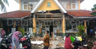 Kanopi Puskesmas Jurumudi Ambruk