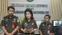 Kepala Kejari Kabupaten Tangerang, Nova Eliza Saragih (tengah), Kasi Pidsus Deni Marinca, dan Kasubsi penyidikan Faturahman Hakim, dalam keterangan jumpa persnya di ruang Kejari Kabupaten Tangerang