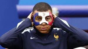 Kylian Mbappe Tampil dengan Topeng Bendera Prancis Usai Patah Hidung