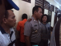 Kapolsek saat menjelaskan Kronologis pembunuhan Nala Ratih di Polsek Cipondoh