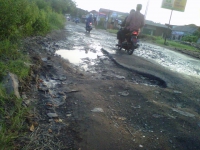 Jalan Kecamatan Waringin Kurung Rusak Parah