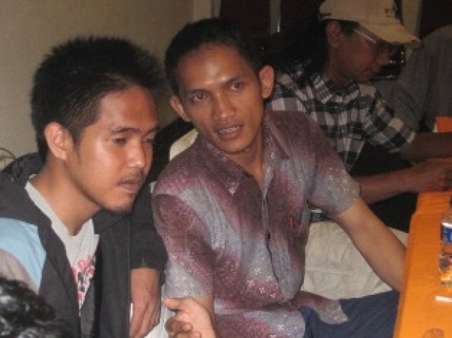 Suhendar (tengah) bersama rekan TRUTH Tangsel