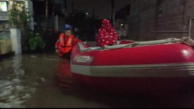 Komplek Maharta Terendam Banjir, Lansia Sakit Hanya Diungsikan di Teras Rumah Warga
