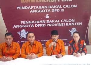 Dikawal PP Datang ke KPU Banten, Pujiyanto Daftar Jadi Bakal Calon Anggota DPD RI