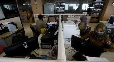 Ilustrasi PNS di ruang kerja.