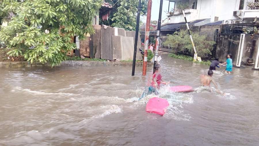 Akses jalan di kawasan perumahan PPI 2 yang dilanda banjir. (Foto istimewa)