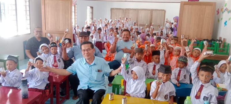 Ketua TKD Prabowo-Gibran Serdang Bedagai, Budi SE bagikan susu gratis.