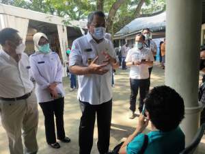  Benyamin Davnie saat meninjau pelaksanaan vaksinasi ke pedagang Pasar 8 Alam Sutera, Serpong Utara.