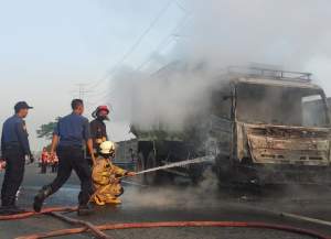 Truk Tanah Terbakar di Jalan Tol Jakarta - Merak