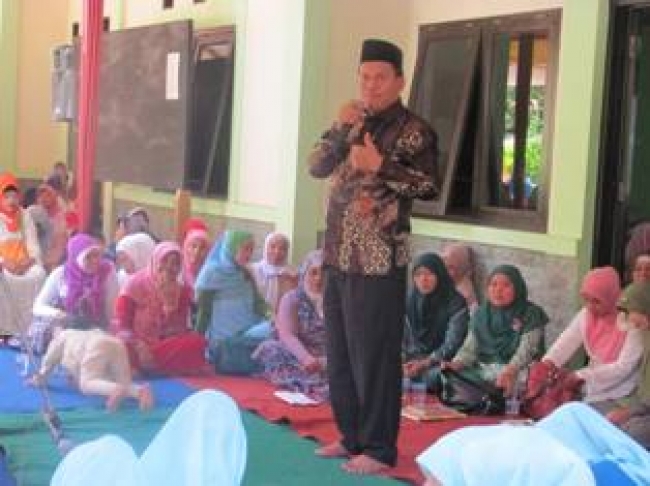 MOMEN  SANTUNAN YATIM , KADES PABUARAN  SOSIALISASIKAN AGENDA PEMILU 2014