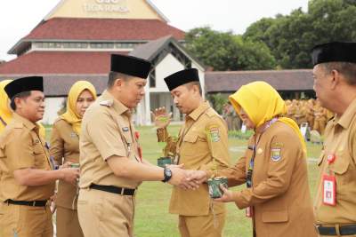 Pj Bupati Tangerang Bagikan Bibit Cabai Kepada ASN