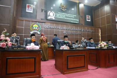  Wali Kota Serang Syafrudin saat menyampaikan Rapat LKPJ di gedung DPRD Kota Serang