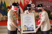 Zaki Berikan Penghargaan Ke Tokoh Pramuka Nasional Masduki