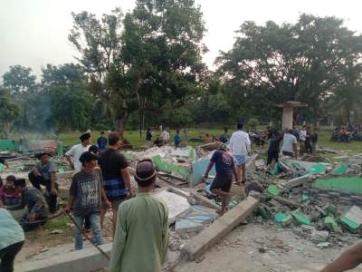 Warga Cikareo Solear  Hancurkan Bangunan Tempat  Ritual