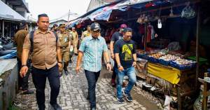 Wakil Walikota Tangsel pimpin penertiban pedagang di Pasar Ciputat.