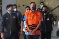 Mantan pejabat Direktorat Jenderal Pajak Rafael Alun Trisambodo, usai diperiksa penyidik KPK.