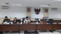 Rapat finalisasi Raperda Bangunan Gedung, nampak Ketua Pansus Bangunan Gedung, Muhamad Azis didampingi Anggota Pansus lainnya saat menggelar rapat di DPRD Kota Tangsel.