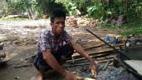 Umdana, warga miskin asal Kecamatan Jawilan, Kabupaten Serang duduk direruntuhan puing rumahnya yang roboh.