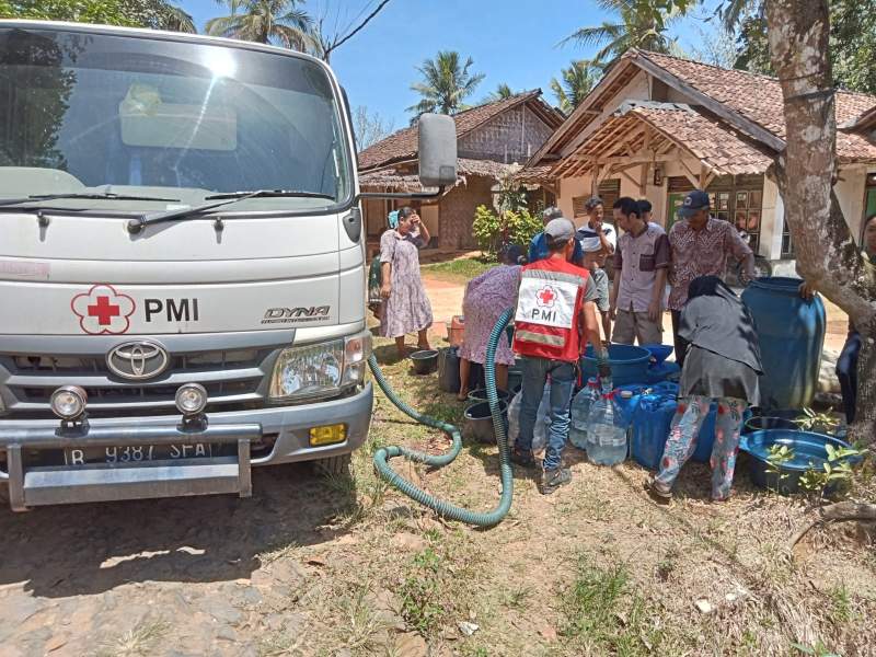 Air Bersih dari PMI Pandeglang Jadi Penyelamat di Tengah Kekeringan