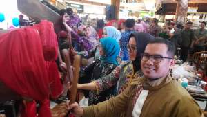  Wakil Wali Kota Tangsel Pilar Saga Ichsan pukul beduk pada pembukaan bazar nusantara Ikawati Kementerian ATR/BPN di Bintaro Xchange Mall.