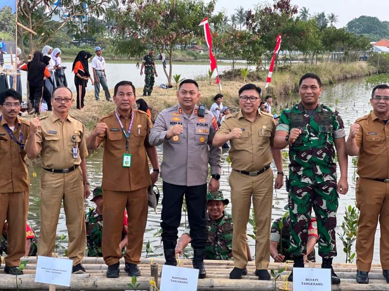 Kadis DLHK Tanam Mangrove Bareng Wakapolresta Tangerang Serta Dandim