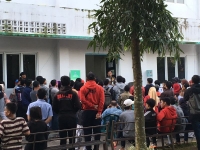 Antrian warga di Kecamatan Pondok Aren menunggu giliran namanya di panggil petugas