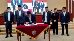Walikota Benyamin Davnie dan Pilar Saga bersama Pimpinan DPRD Tangsel sepakat APBD Perubahan 2022 sebesar Rp 3.958 Triliun