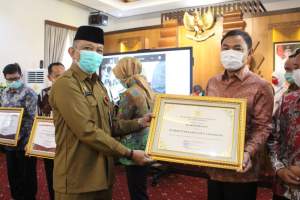 Wabup Tangerang Mad Romli Terima Penghargaan Peduli HAM dari Kemenkumham
