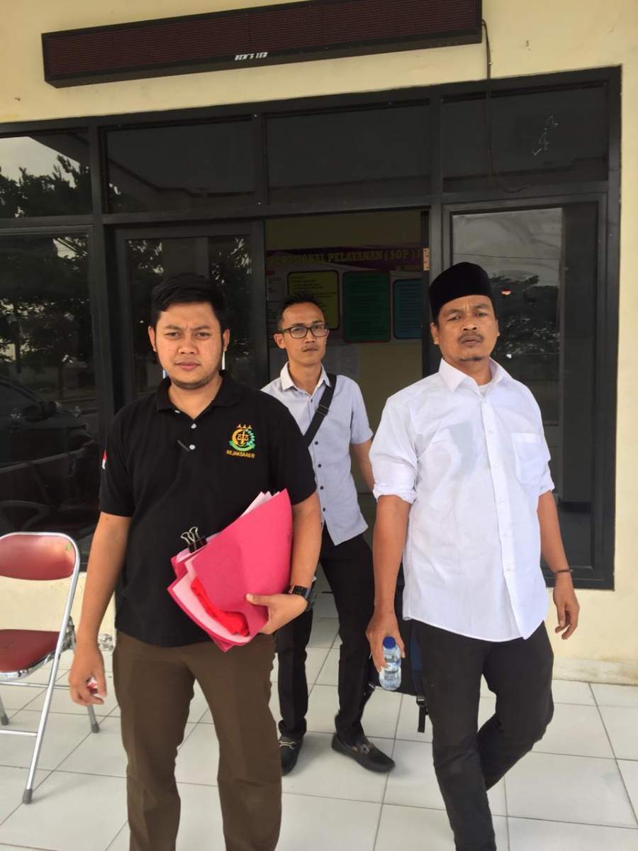 Kades Desa klutuk Abas (Baju kemeja putih) bersama Tim Kejaksaan Negeri Kabupaten Tangerang, usai diperiksa. (ft Tim DB)