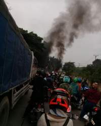 Tutup Kawasan Industri, Ribuan Buruh Tangerang Raya Tolak Omnibuslaw