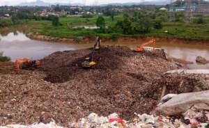Sejumlah alat berat dikerahkan untuk bersihkan sampah longsoran TPA Cipeucang ke sungai Cisadane. (Foto diambil pada 26/5/2020)